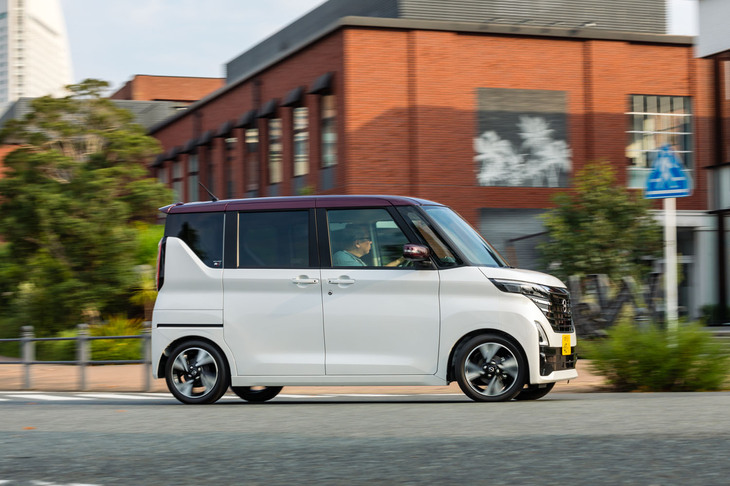 今回の試乗では満タン法で12.6km/リッターの燃費をマークした。燃料タンクの容量は27リッター。