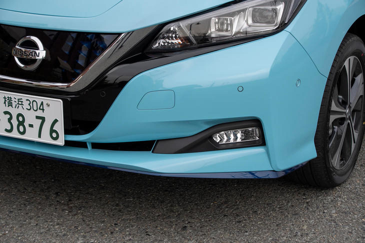 「e＋」には、フロントバンパー下部にブルーのリップスポイラーを追加した専用のフロントバンパーが備わる。