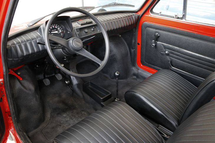 1972年の量産試作1号車の内装。