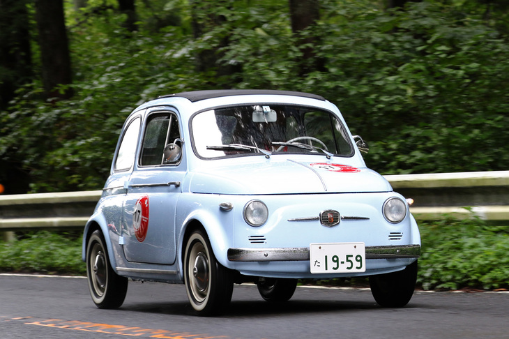 スタートから約16kmの地点までに6カ所設けられたスタンプポイントのうち、4つ目のスタンプポイントに向かう、参加車両中最小排気量だった1959年「フィアット・ヌオーバ500」。