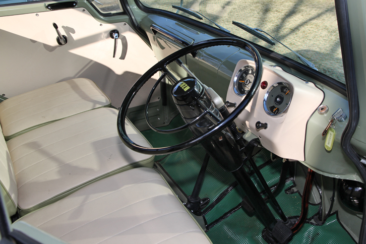 初代「エルフ」のキャビン。ボディー同色のオリーブグリーンとアイボリーの2トーンはしゃれているが、白いシートは汚れが目立ってしまいそうだ。