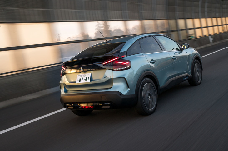 電動車として必要十分な性能を備えつつ、競争力のある価格設定を実現した「E-C4」。クルマの出来栄えを思うと、現実的かつ魅力的な新しいBEVの選択肢といえるだろう。