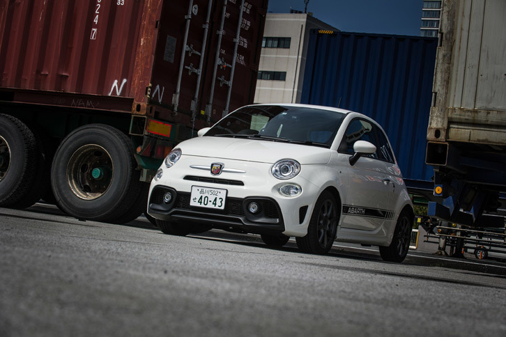 ボディーカラーにはグレー系の「Grigio Campovolo」、レッド系の「Rosso Abarth」、ホワイト系の「Bianco Gara」の3色が用意される。