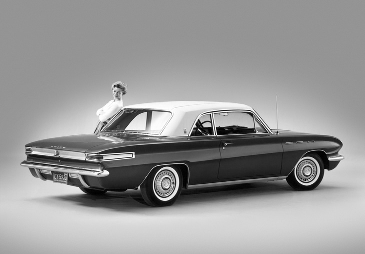 「スペシャル」の上級版である1962年「ビュイック・スカイラーク」の2ドアハードトップ。この年からスペシャル／スカイラークには、アメリカ製乗用車用としては初となるV6エンジン（3.2リッター）も用意された。