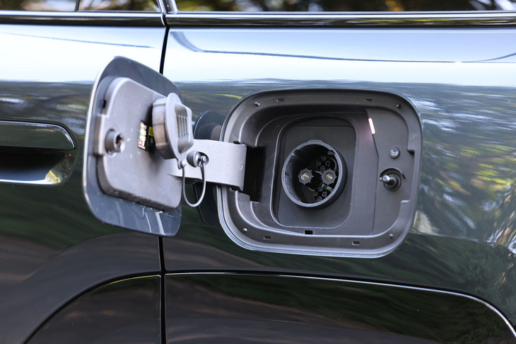 容量54.2kWhの三元系リチウムイオン電池を搭載。右のリアフェンダーにAC普通充電ポートを、左のリアフェンダーにDC急速充電ポート（写真）を配置している。