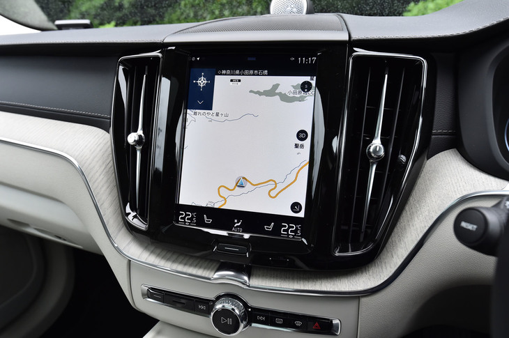 センターコンソールに備わる縦型9インチディスプレイ。カーナビやオーディオ、安全装備のほか、一部搭載車に備わるマッサージ機能の操作は、この画面をタッチして行う。