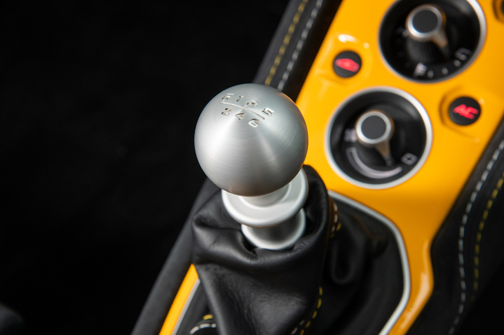 トランスミッションは6段MTと6段ATから選択可能。他のロータス車とはちがい、「エヴォーラ」のMTはシフトブーツ付きで、内部構造が外から見えるようにはなっていない。