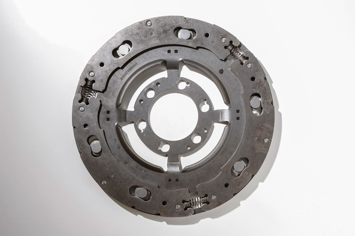 スカイアクティブ-G 2.5の気筒休止システムで採用された遠心振り子ダンパー。トランスミッションのトルクコンバーター部分に組み込むことで、レスポンスの悪化を最小限にしつつ、振動の抑制にも貢献している。