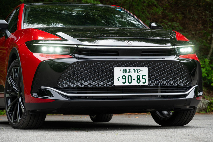 「クラウン クロスオーバー」のフロントマスク。発表当時の豊田章男社長が「16代目は大政奉還」と表現しただけあって、歴代モデルと比べてアバンギャルドなスタイルになった。黒い部分の大半は樹脂パネルで、開口部は極めて小さい。