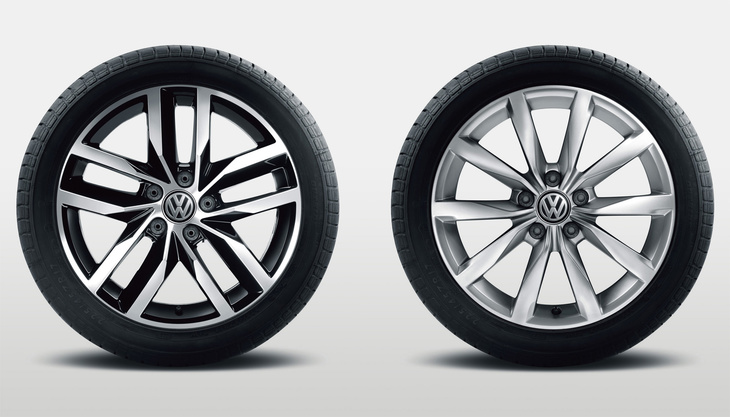 「TSIハイライン テックエディション」の5ダブルスポークアルミホイール（左）と、「TSIコンフォートライン テックエディション」の10スポークアルミホイール。