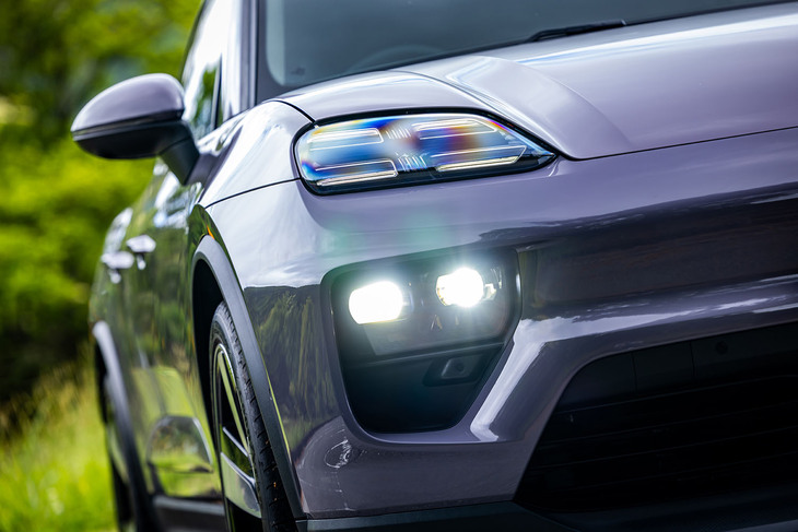 4灯式のデイタイムランニングランプの下部に、LEDヘッドランプを配置する新型「マカン」のフロントフェイス。左右のヘッドランプ間にグリルを置かないデザインがBEVであることを主張しているかのようだ。