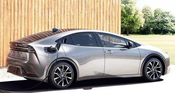 5代目「トヨタ・プリウス」にもプラグインハイブリッドモデルがラインナップしている。車両本体価格は460万円。日本はEUと違って、2035年以降に禁止されるのは純内燃エンジン車のみで、ハイブリッド車はOKだ。