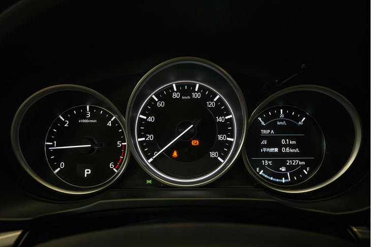ディーゼル車「XD」のメーター。左がエンジン回転計で中央が速度計。