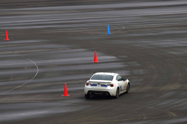 ジムカーナではスタート直後のパイロンスラロームだけは無難にこなしたものの、急コーナーからの立ち上がりで見事に1回転。FF車とFR車の挙動の違いを実感した。