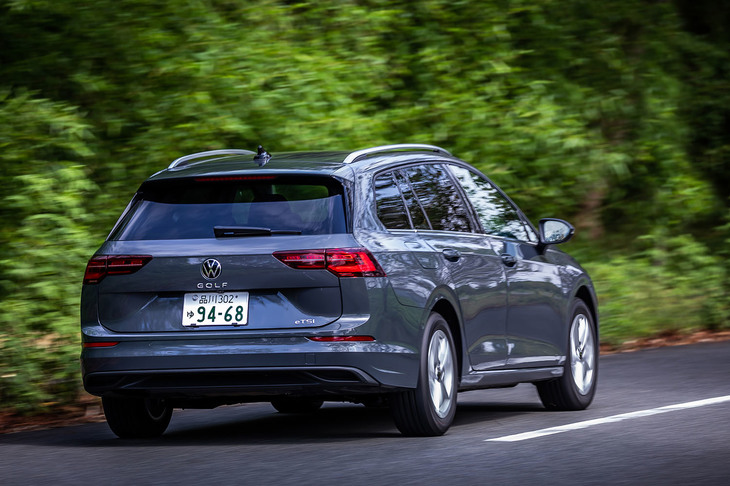 今回の試乗車は、「ドルフィングレーメタリック」と呼ばれる外装色をまとっていた。これを含め「ゴルフヴァリアント」では全6色からボディーカラーが選択できる。