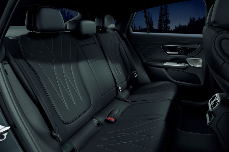 「GLC220d 4MATICクーペ エディションブラックスターズ」の後席スペース。リアシートにもヒーターが採用される。