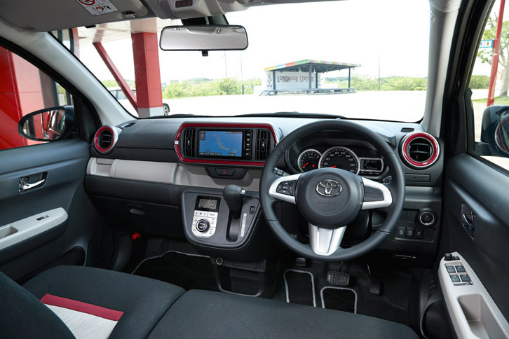 今回試乗した「モーダ“Gパッケージ”」のインテリア。内装色は、標準車ではインストゥルメントパネルが黒、その他の箇所がグレージュとなっているのに対し、「パッソ モーダ」では、黒を基調に各所にグレージュとマゼンタがあしらわれている。