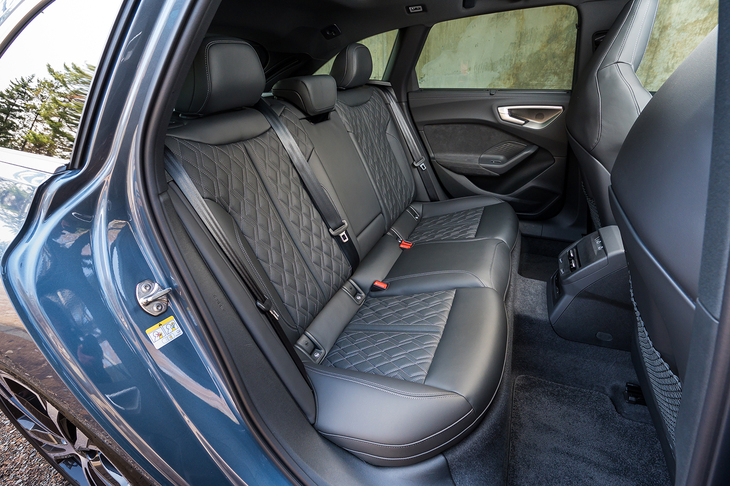 後席のスペースは先代「A4アバント」とほとんど変わらないが、もともと広かったのでこれで文句なし。感じ取るのは難しいレベルながら、一応ヘッドルームが少し大きくなっているらしい。