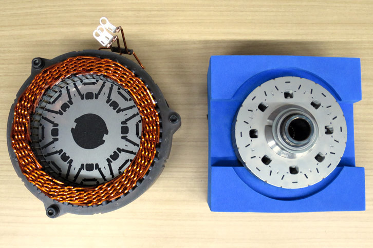 4代目「トヨタ・プリウス」用のモーター。右の本体内部に24個のネオジム磁石が内蔵されている。