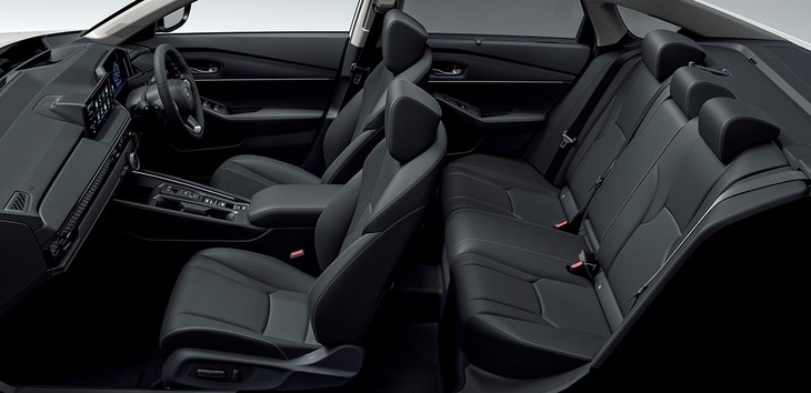 内装はブラック基調。シートは肉厚なクッションと高触感レザーで仕立てられている。