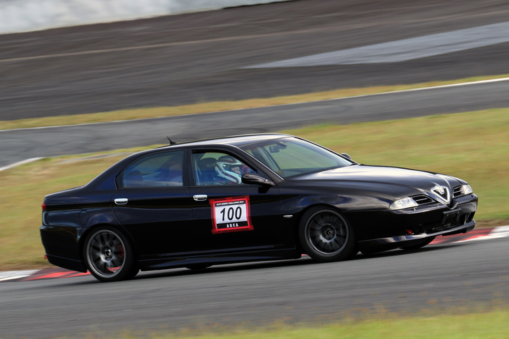 「アルファ・ロメオ チャレンジ」には、本来ならばサーキットには似つかわしくない「166」も参戦していた。あえてこれを走らせるドライバーに拍手。