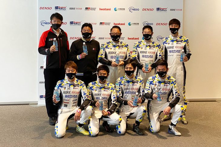 「NAPAC 富士SUPER TEC 24時間レース」に挑戦したROOKIE Racingのメンバー。後列の中央が豊田章男氏で写真左端が佐藤恒治氏、前列の写真右端が小林可夢偉選手。