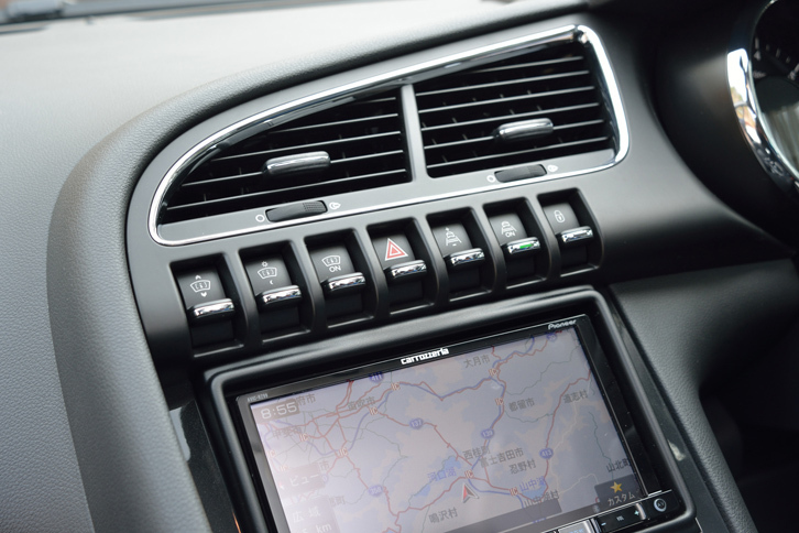 ナビ画面の上には、トグルスイッチが並ぶ。HUDの操作に関わるものが多い。