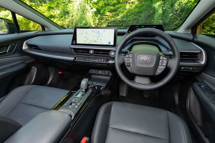 インテリアはオーバルシェイプのダッシュボードが浮いているように見せている。Aピラーの後継角度がすごい。