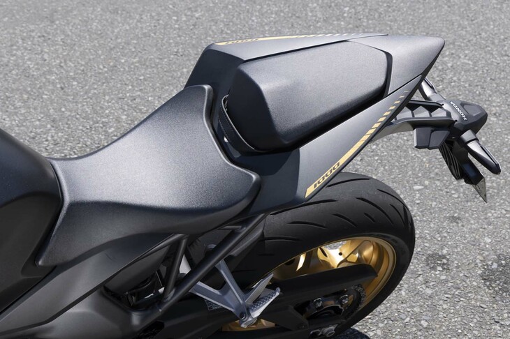 スポーティーなモデルだけに、シート高は809mmとやや高め。とはいえ車体／シートは中央部が大きく絞り込まれているので、意外と足つき性は悪くない。