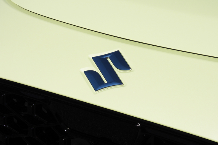 スズキ・スイフト ハイブリッドMZ（フロントエンブレム）