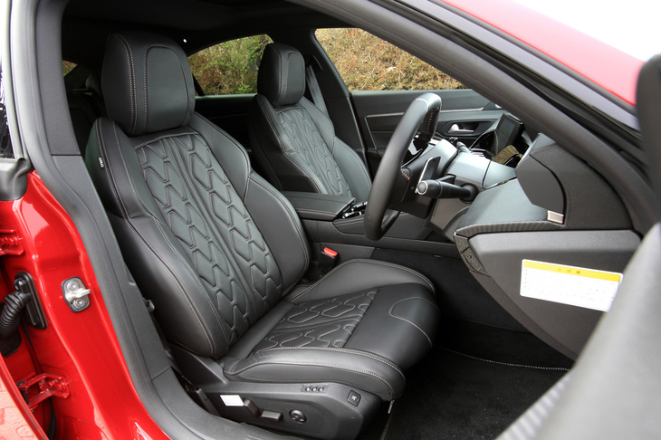 写真のナッパレザーシートは「フルパッケージ」オプションを選択した際に装備される。前席は8ウェイの電動シート（運転席メモリー付き）となっている。