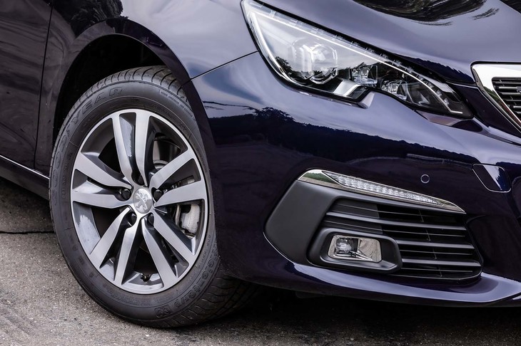 テスト車には前後205/55R16サイズの低燃費タイヤ「グッドイヤー・エフィシエントグリップ」が装着されていた。