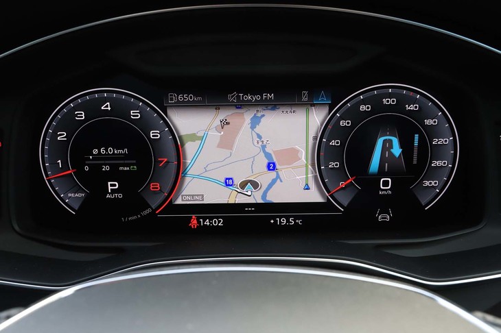 12.3インチの液晶パネルを使用する「バーチャルコックピット」と呼ばれるメーター。ナビ（写真）のほか、各種車両情報が切り替え表示可能になっている。