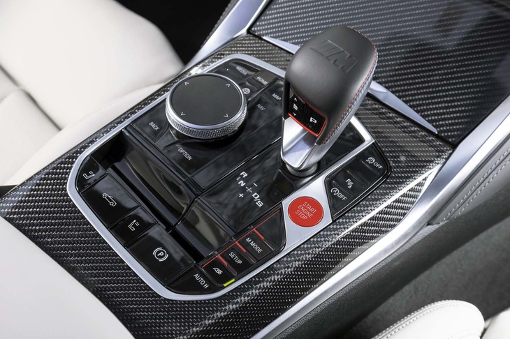 トランスミッションは「Mステップトロニック」と呼ばれる8段ATのみ。シフトレバー（写真）のほかシフトパドルを使って手動変速できる。