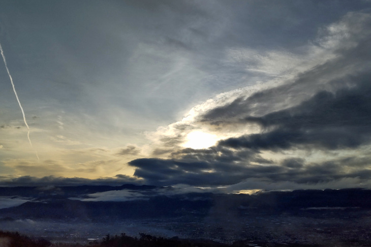 お風呂上がりに見た、「ほったらかし温泉」からのご来光。ちょ、飛行機雲！ 空気読んでよ。