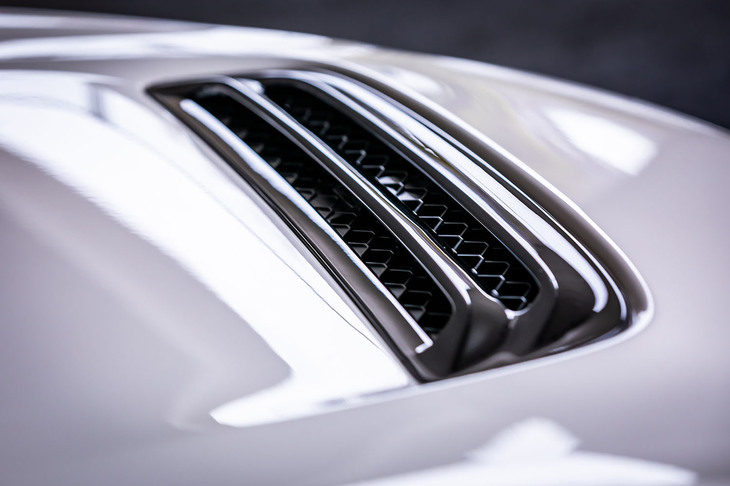 冷却性能向上のため、フロントグリルの開口部をベースとなった「シビック」よりも拡大。エンジンフードにはベース車にはないエアアウトレットが設けられている。