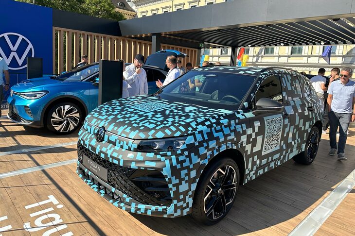 VWは新型「フォルクスワーゲン・ディグアンeハイブリッド」をカムフラージュしたまま一般パビリオンに展示した。全長と全高は増加しているが、ホイールベースと全幅は先代と同じだという。