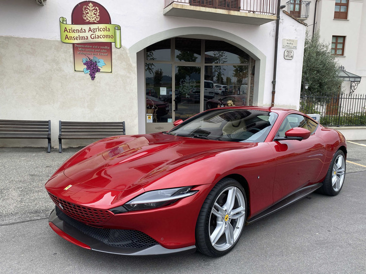 「フェラーリ・ローマ」。2020年9月、トリノ県ブラにて撮影。