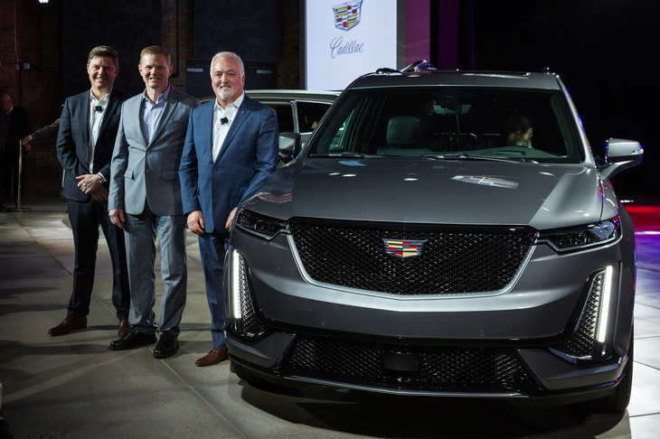 発表会で「キャデラックXT6」を紹介したキャデラックのスティーブ・カーライル社長（写真右端）。写真のモデルはグリルにメッシュデザインを採用した「スポーツ」。