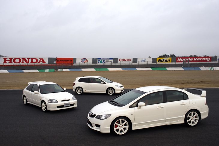 「シビック タイプR」は、2代目（中央・奥）で生産拠点が英国に変更。4ドアセダンとなった3代目（右手前）で、再び日本での生産に戻された。