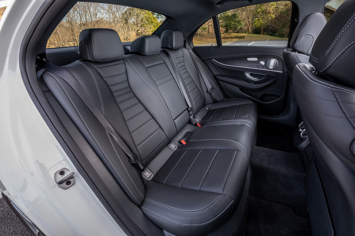 後席の背もたれには40：20：40の分割可倒機構が備わる。背もたれは荷室にあるレバーを用いて、ワンタッチで前方に倒すことができる。「エクスクルーシブパッケージ」が装備された試乗車の後席には、シートヒーターも備わっていた。