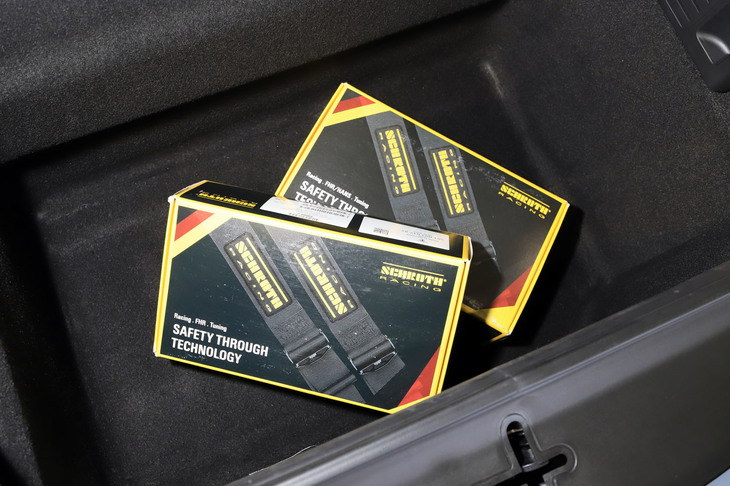 サーキット走行時の安全性を高める「クラブスポーツパッケージ」を選択すると、ロールケージやホルダー付きの消火器などに加え、運転席用の6点式シートベルトも用意される。試乗車には助手席用も含め、2セットが搭載されていた。