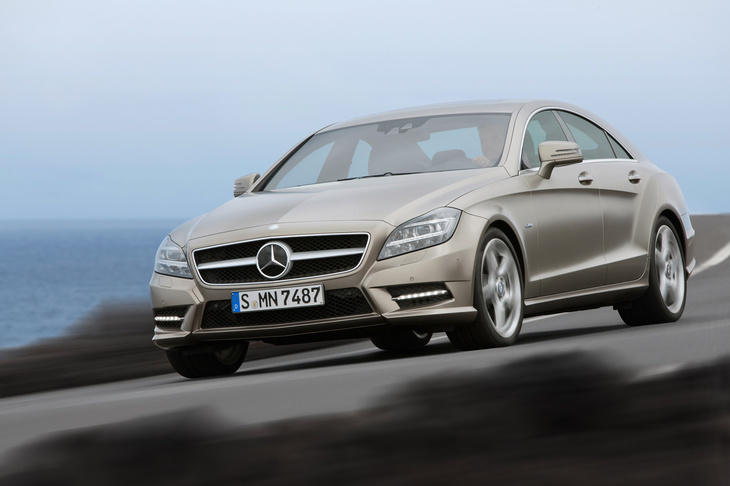 2010年に登場した2代目「CLS」。初代とは異なり、ボディーサイドには彫りの深いプレスラインが何本も施されていたのだが……。