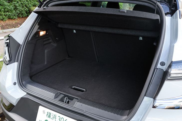 「フルハイブリッドE-TECH」の荷室容量は440リッター。床面は2段階の調整式となっている。写真は床面を上段に設置した様子。