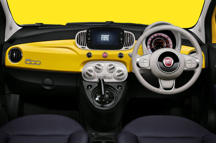 ボディー同色となるイエローのインストゥルメントパネルを特別に装備。