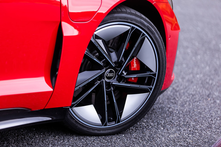 今回の試乗車には、オプションとなる21インチの「5スポークコンケーブモジュールブラックアルミホイール」に、EV専用に開発されたとうたわれる前265/35R21、後ろ305/30R21サイズの「グッドイヤー・イーグルF1アシメトリック5」タイヤが組み合わされていた。