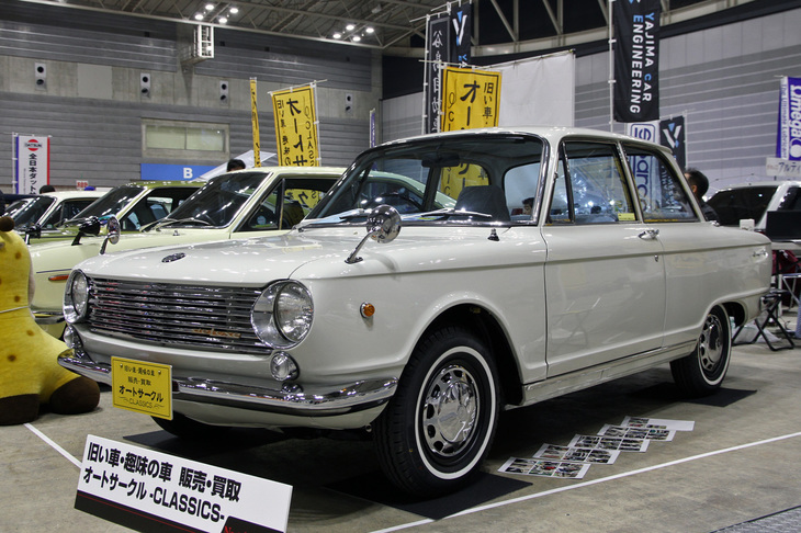 出展された販売車両の中で、リポーターが最も注目した超希少車が「スズキ・フロンテ800デラックス」。1965年から69年にかけての生産台数がわずか2717台というスズキ初の小型乗用車である。3気筒水冷2ストロークエンジンで前輪を駆動する国産初の小型FFサルーンで、そのコンセプトおよび設計にはDKW（アウディのルーツ）の影響がうかがえる。