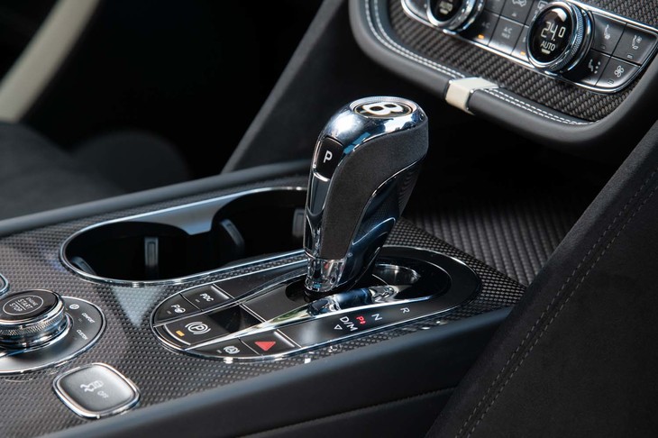 トランスミッションは8段ATのみ。シフトレバーはアルカンターラ巻きとなる。