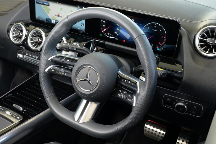 運動性能に関する装備としては、舵角に応じてステアリングのギア比が変わる「ダイレクトステアリング」を標準で採用。また、これは走りとは直接関係ないが、「GLA200d」のみ走行モードに応じてエンジンサウンドに演出を加える、「スポーティーエンジンサウンド」が装備される。