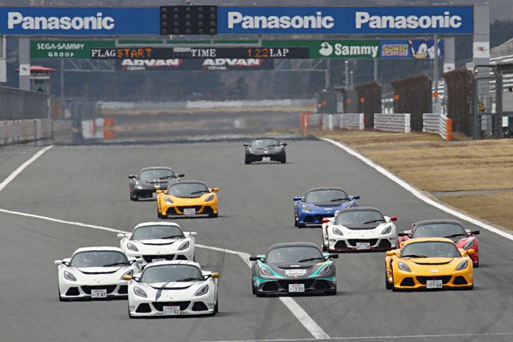 年間6戦開催されるロータスのワンメイクレースであるLOTUS CUP JAPANの、第1戦（特別戦）決勝のスタートシーン。